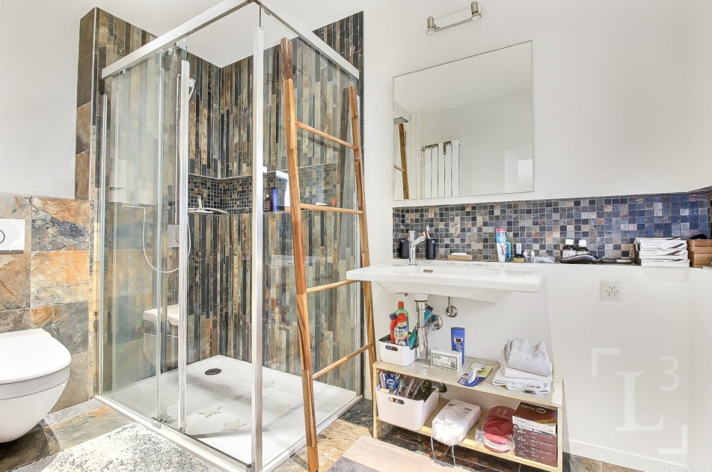 Modernes Bad mit Glasdusche und Waschtisch