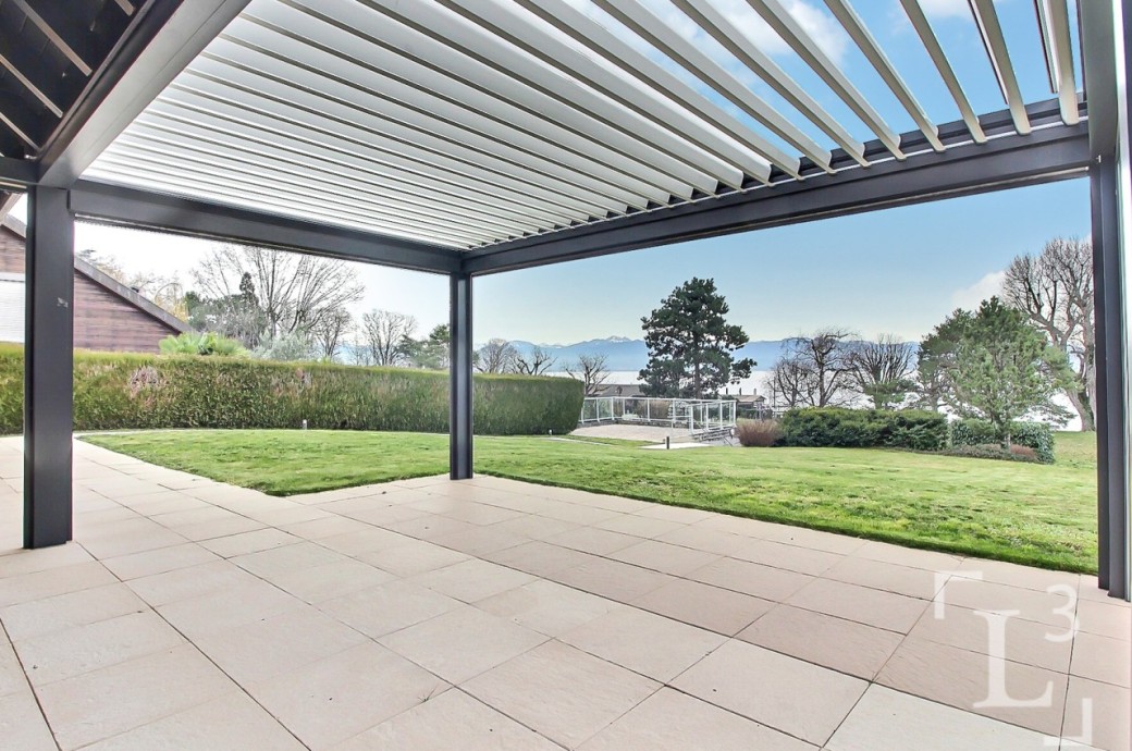 Überdachte Terrasse mit Gartenblick
