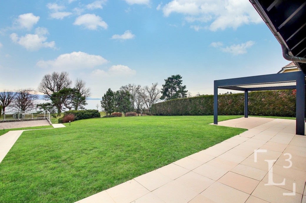 Garten mit Terrasse und Pergola