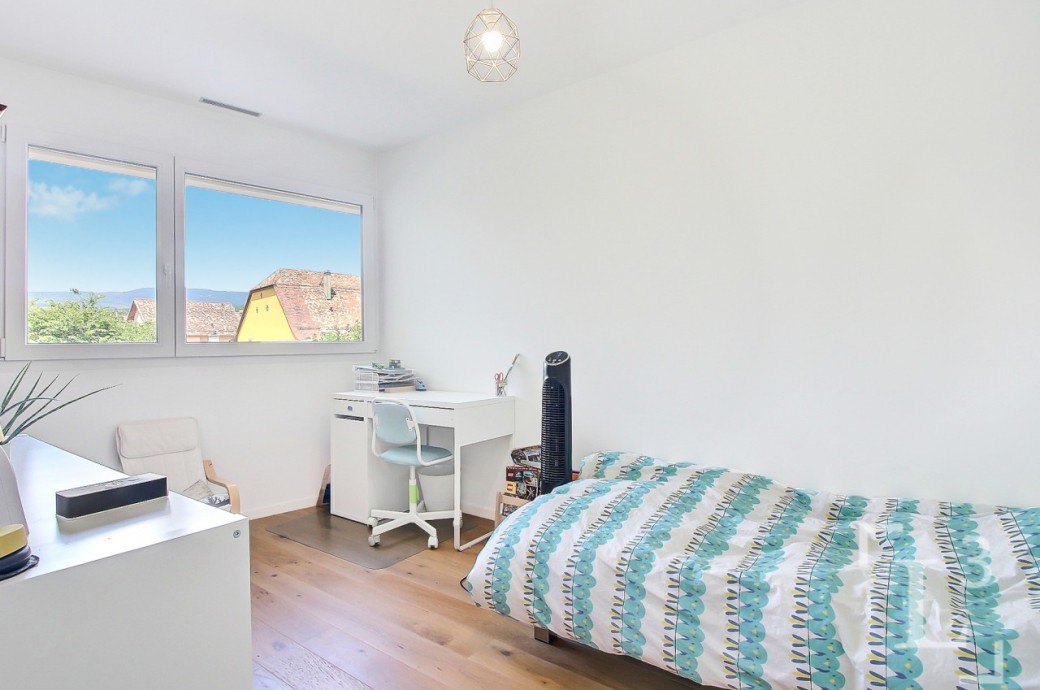 Helles Schlafzimmer mit Arbeitsplatz und Ausblick