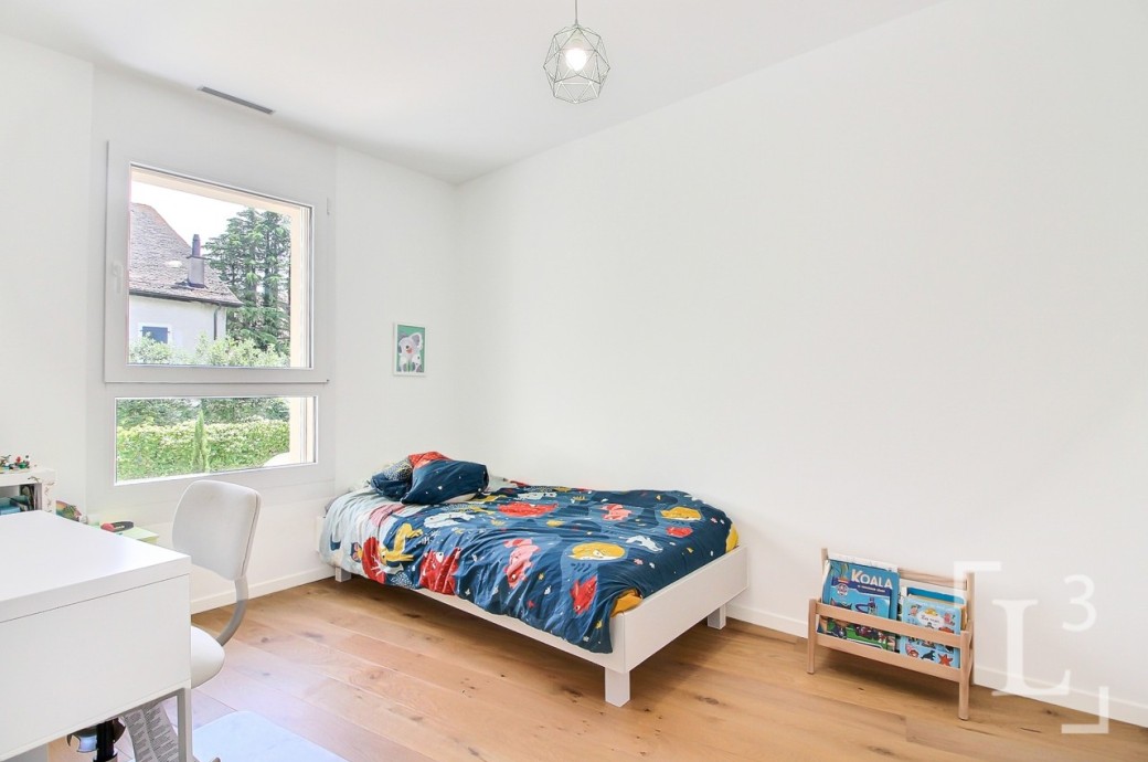Kinderzimmer mit Bett und Schreibtisch