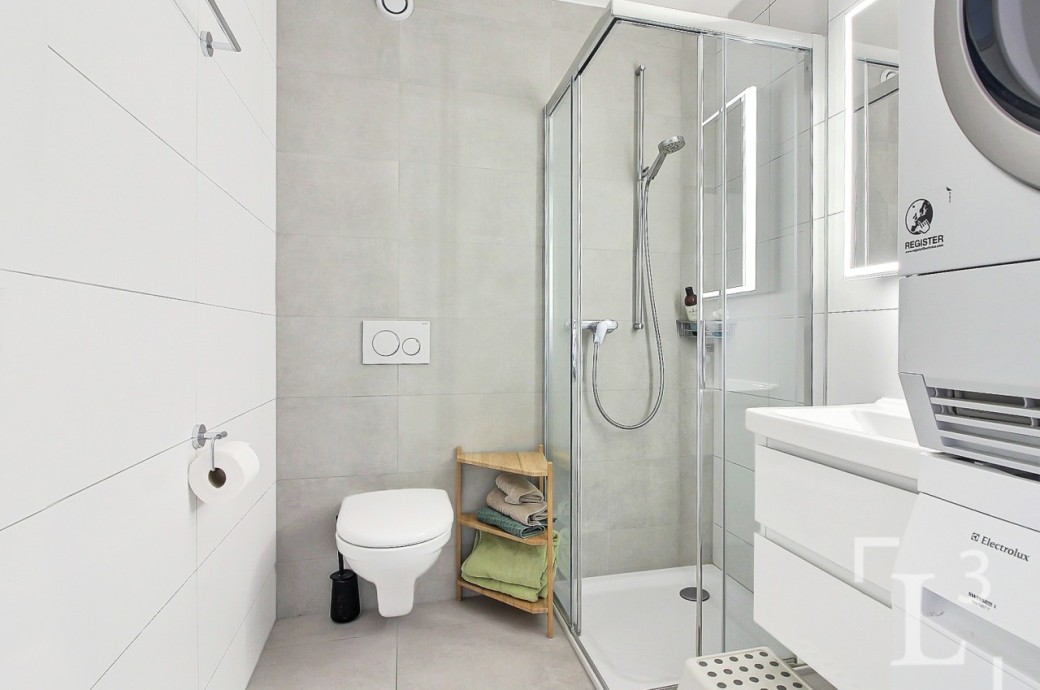 Modernes Badezimmer mit Dusche und WC