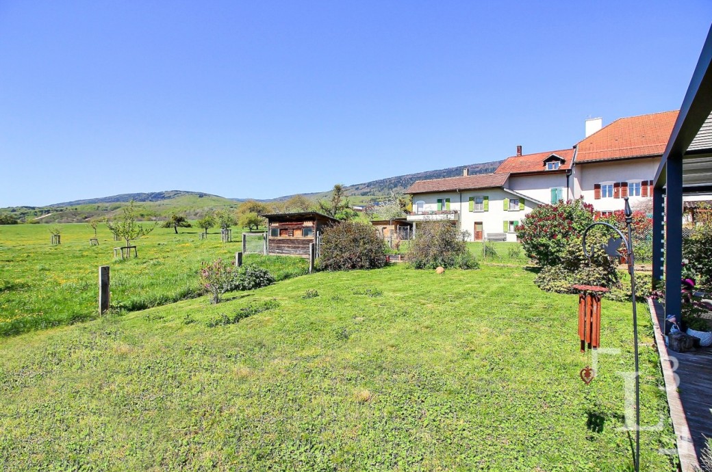 Ländlicher Garten mit Haus und Bergblick