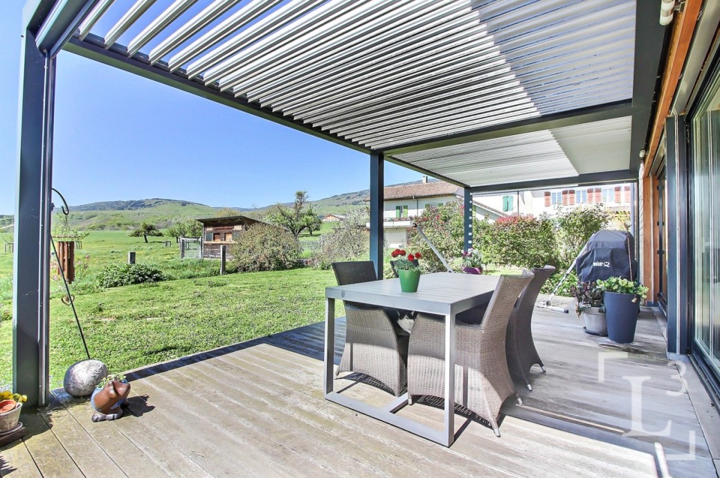Überdachte Terrasse mit Gartenblick