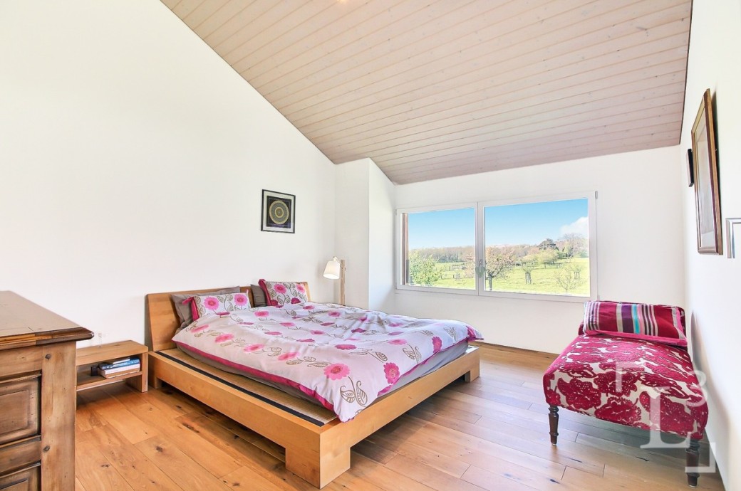 Helles Schlafzimmer mit Blick ins Grüne