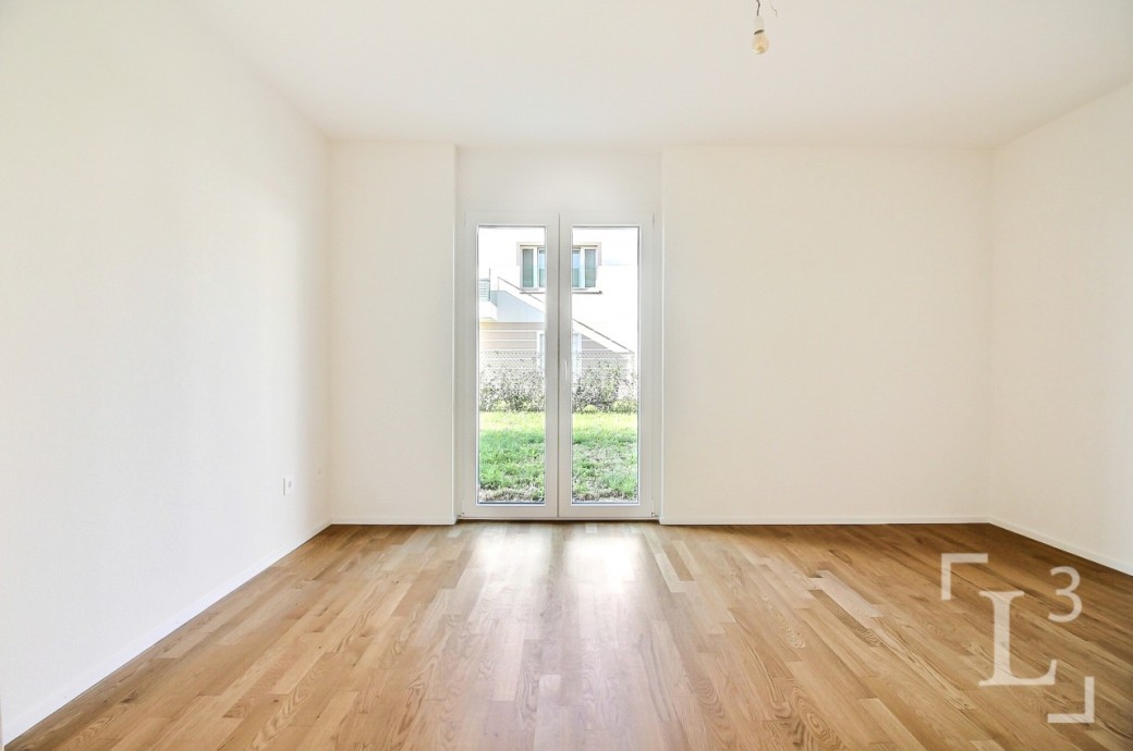 Leerer heller Raum mit Fenstertür