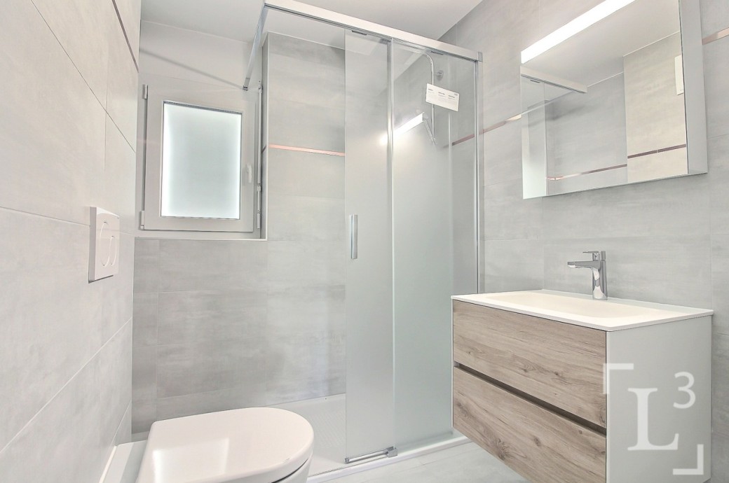Modernes Badezimmer mit Dusche und Waschtisch