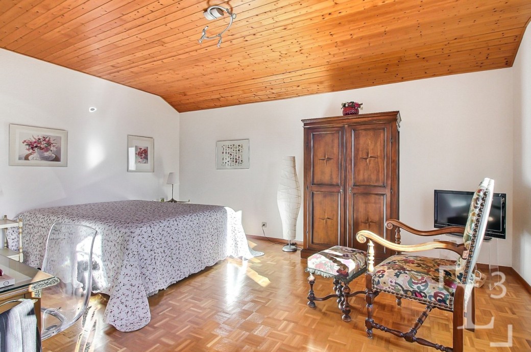 Schlafzimmer mit Holzbalkendecke