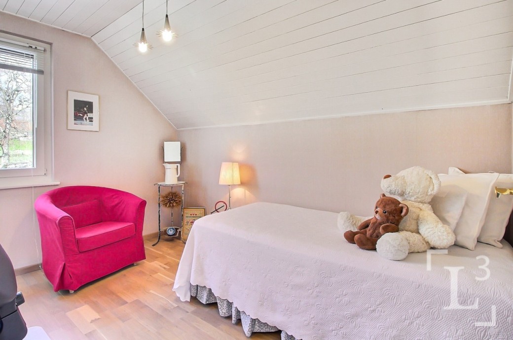 Helles Schlafzimmer mit Schrägdach