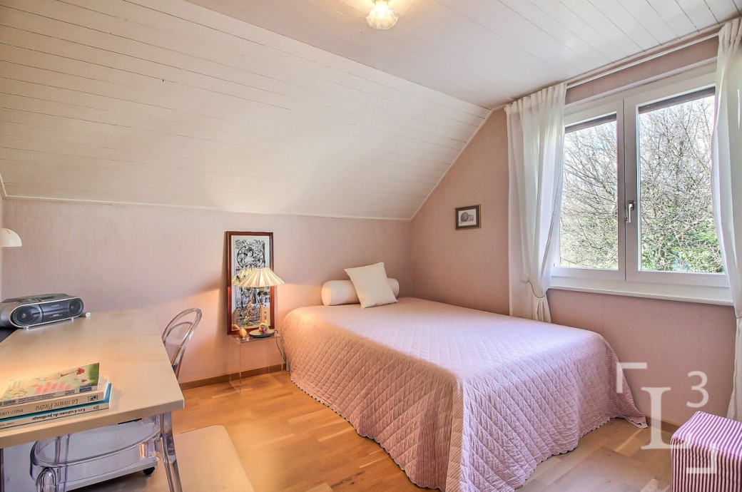 Helles Schlafzimmer mit Dachschräge
