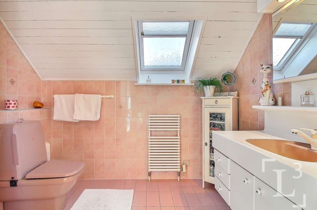 Dachgeschoss-Badezimmer in Rosa
