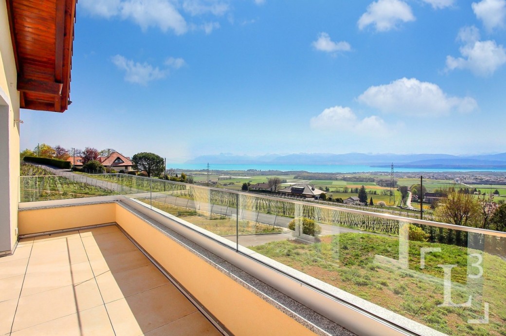 Balkon mit Panoramablick über Landschaft und See