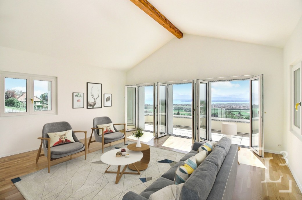 Heller Wohnraum mit Balkon und Panoramablick