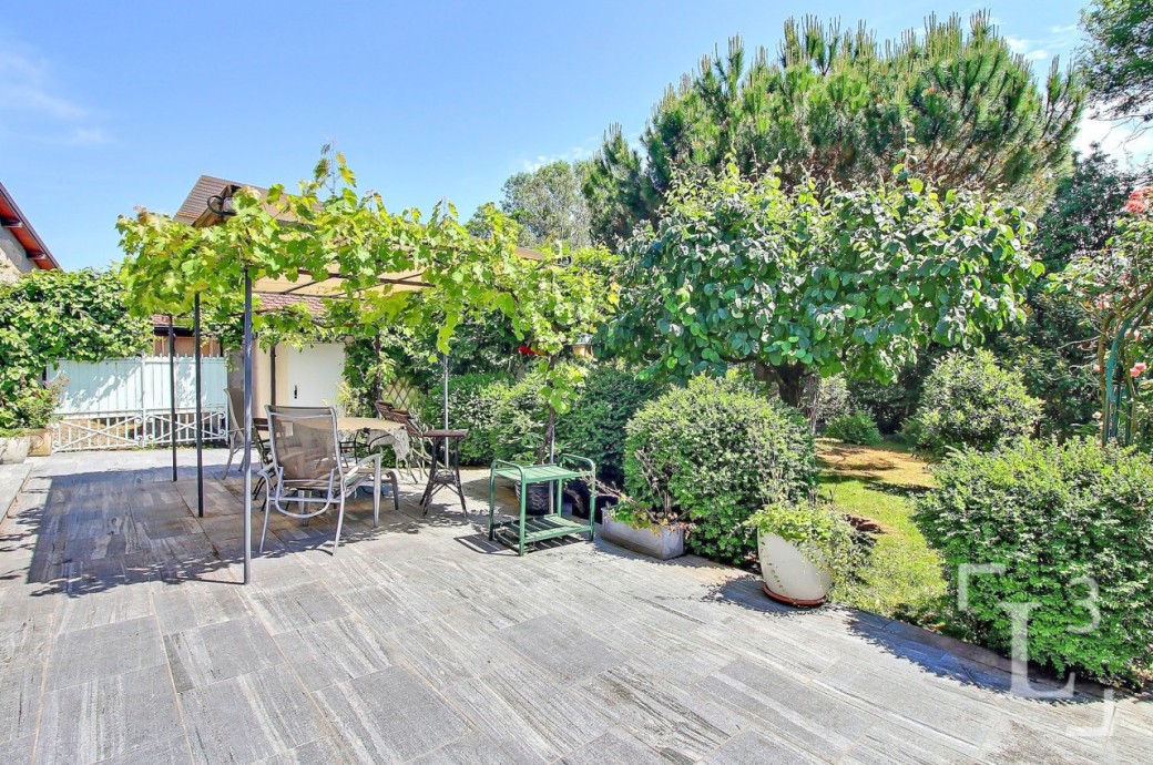 Garten- und Terrassenbereich mit Pergola