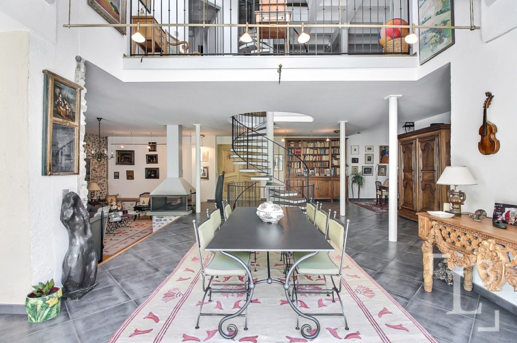 Großer Wohn-Essbereich mit Galerie und Wendeltreppe