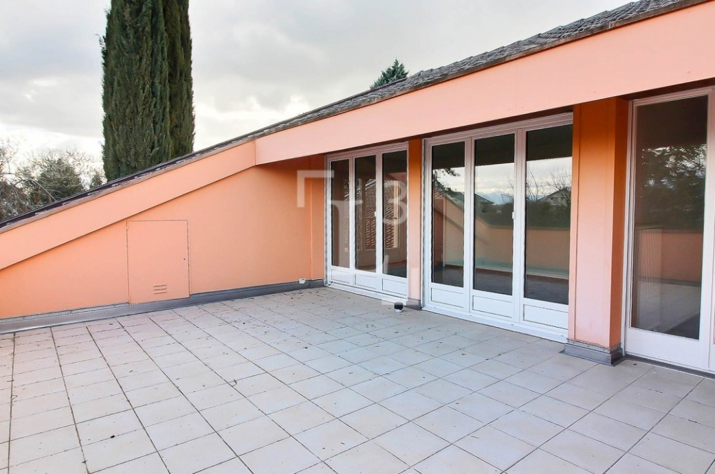 Dachterrasse mit geneigtem Dach
