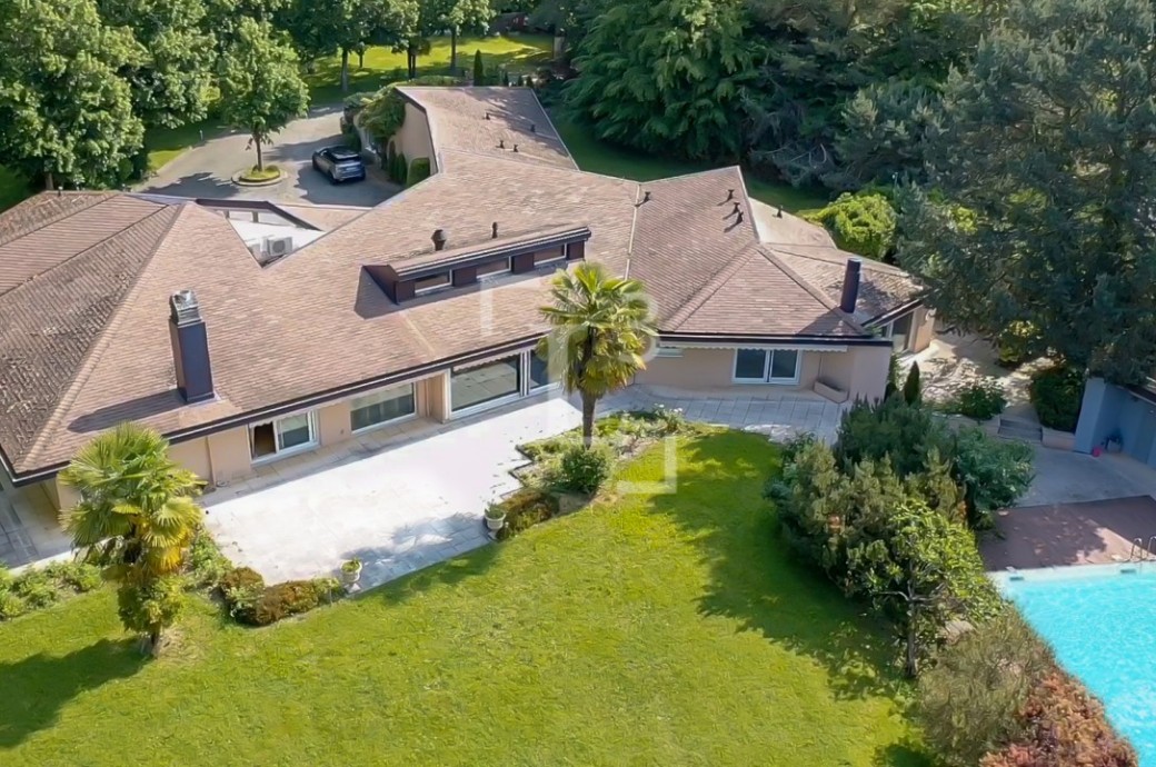 Luftaufnahme eines Hauses mit Garten und Pool