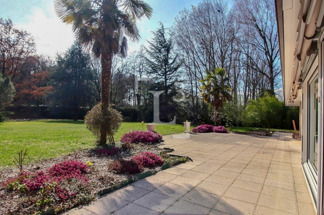Terrasse mit Gartenblick
