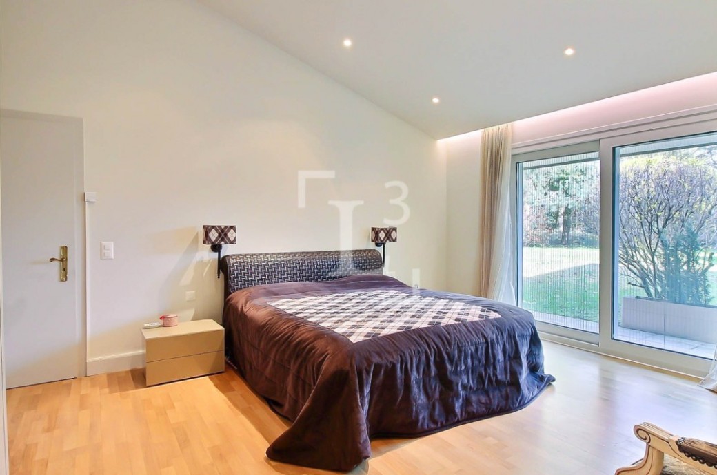 Helles Schlafzimmer mit großer Fensterfront