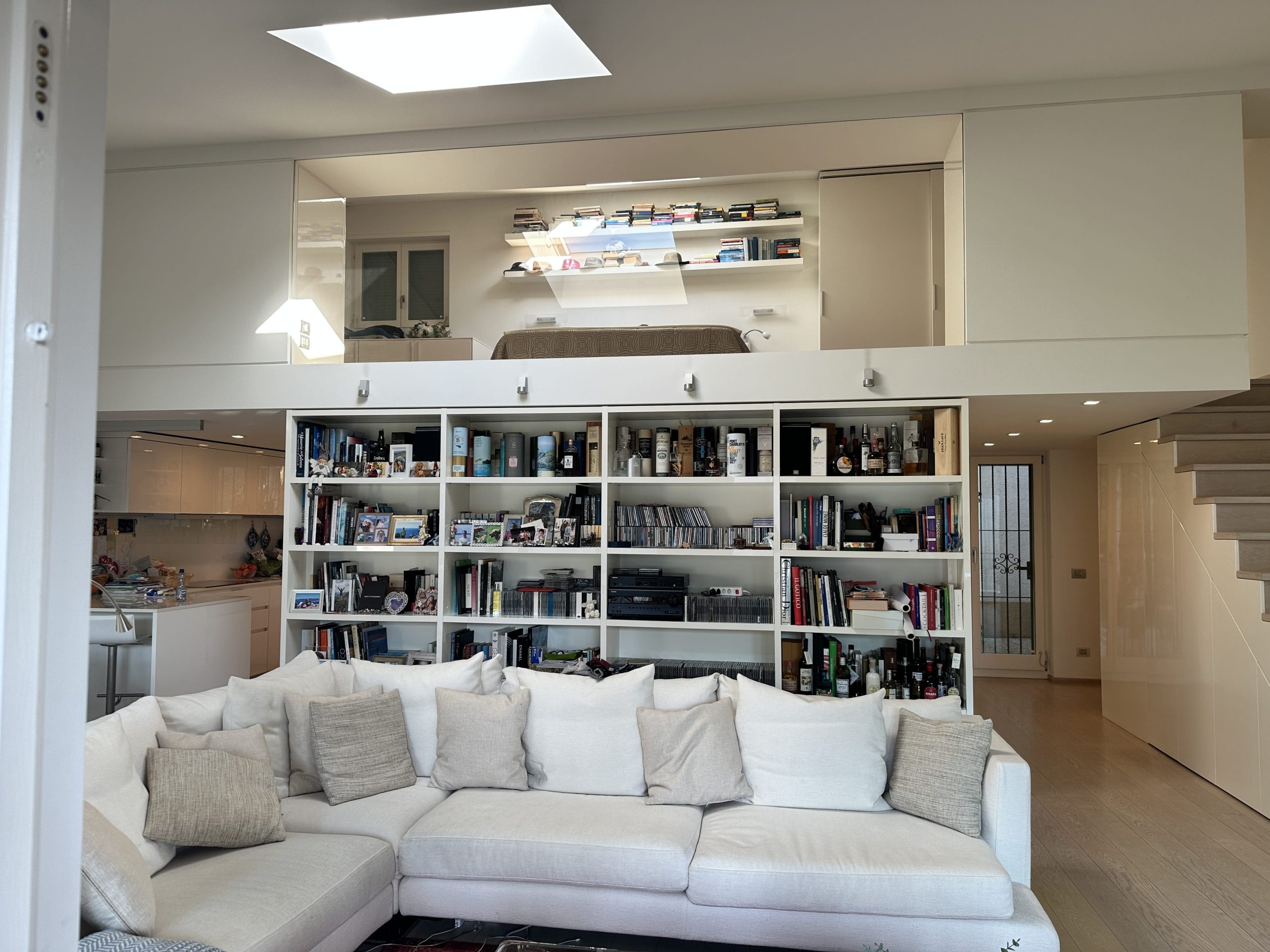Modernes Wohnzimmer mit offener Raumstruktur