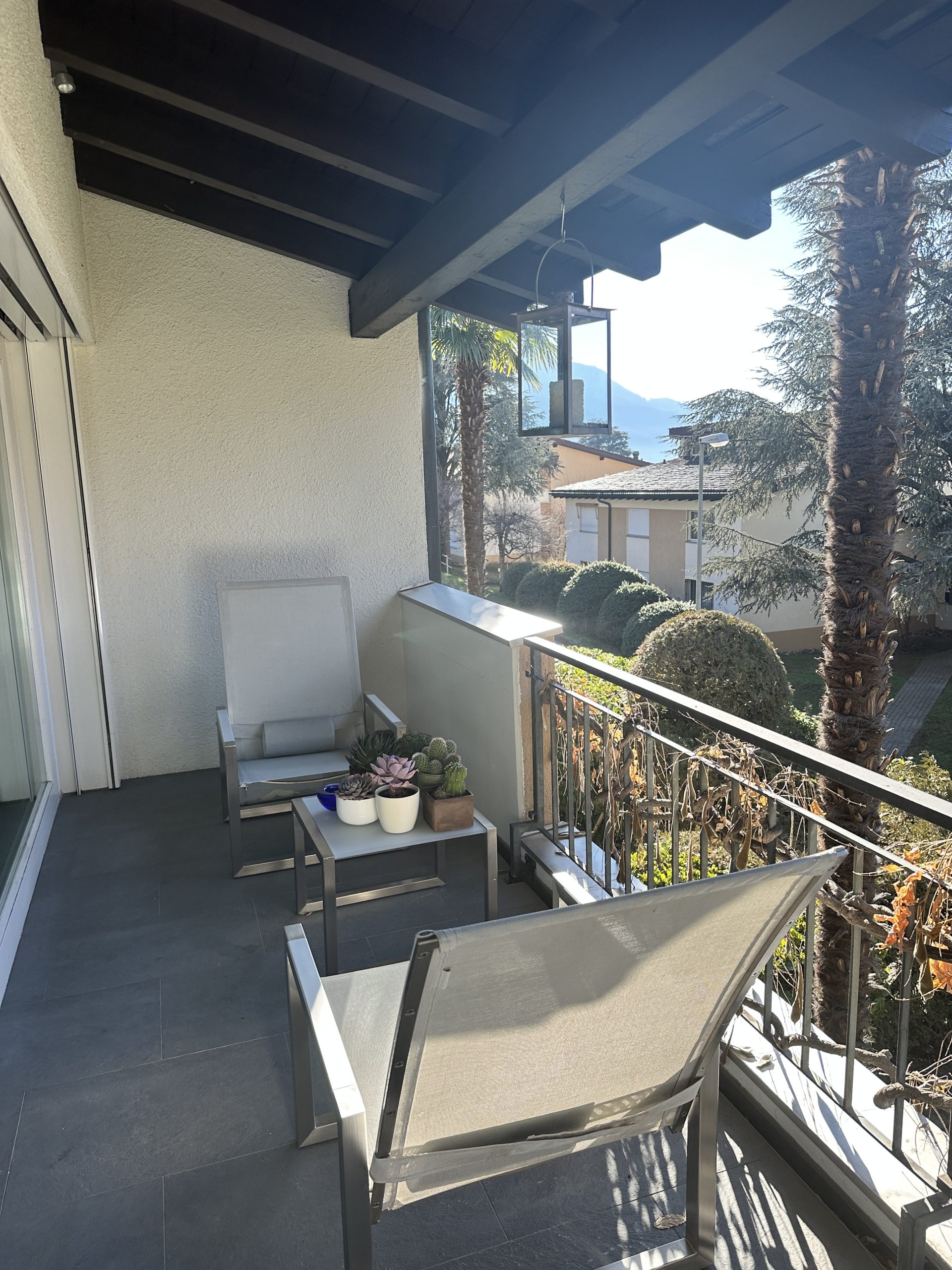 Balkon mit Blick ins Grüne und in die Berge