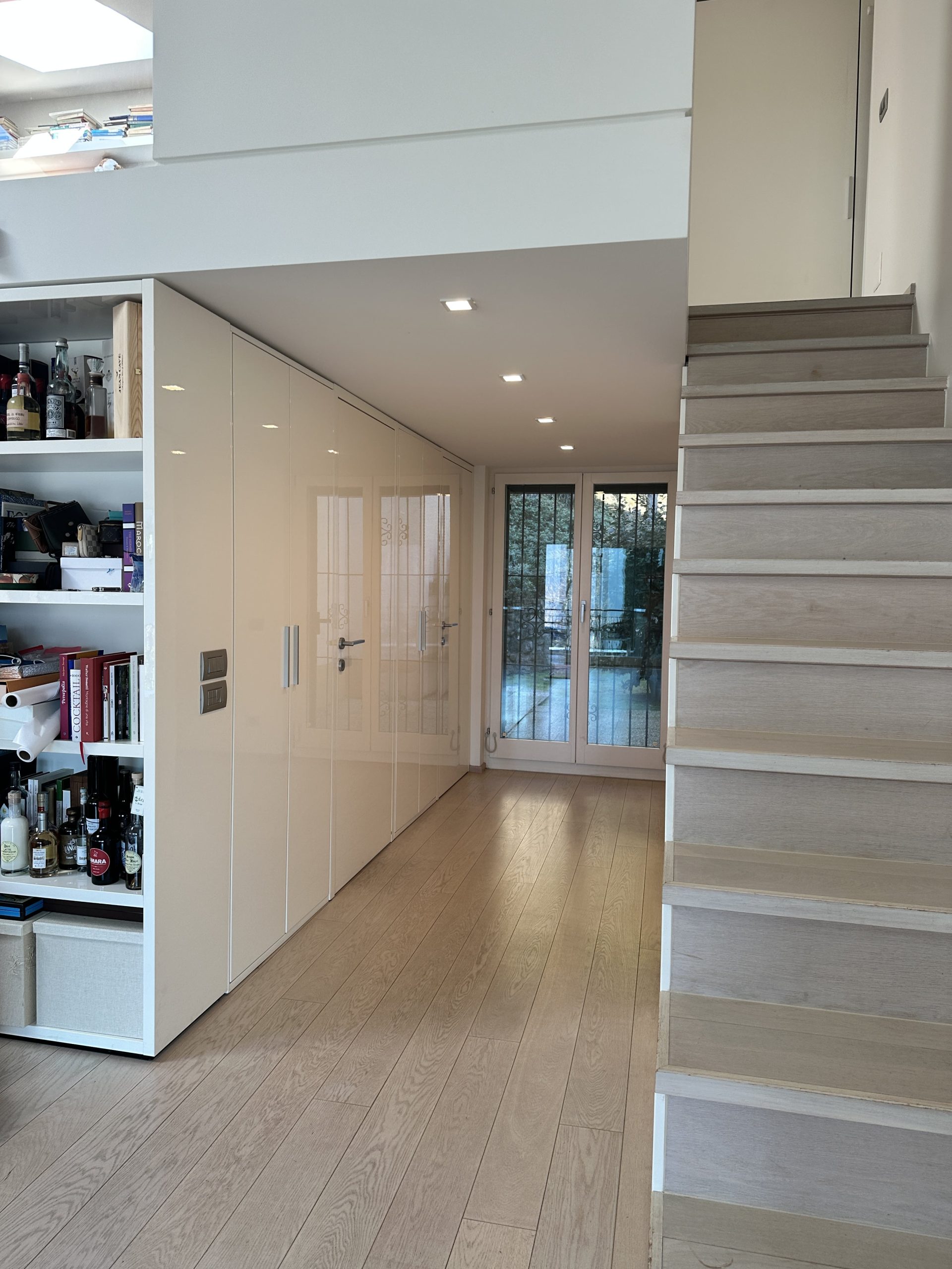 Moderner Flur mit Treppe und Einbauschränken
