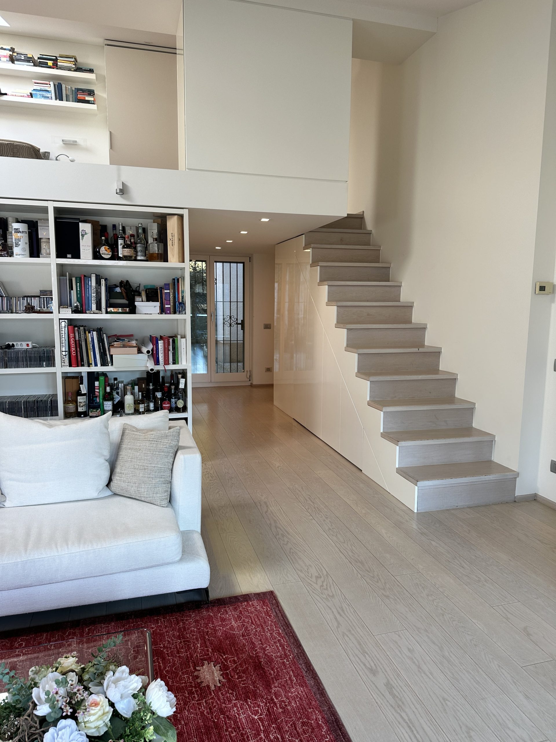 Modernes Wohnraum-Interieur mit Treppe