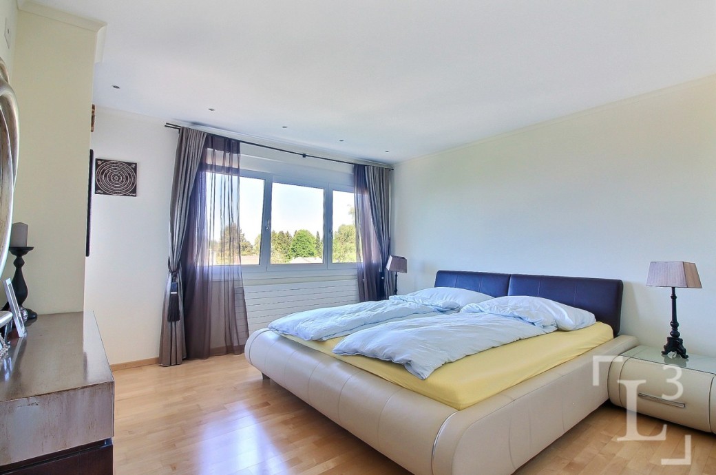 Schlafzimmer mit großem Bett und Tageslicht