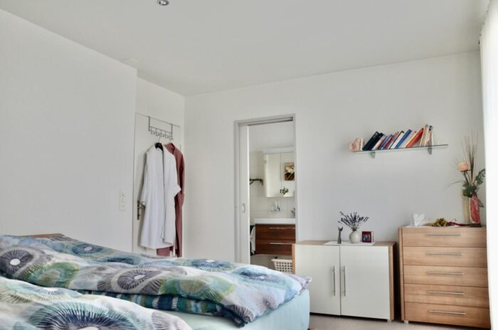 Schlafzimmer mit offener Tür zum Bad