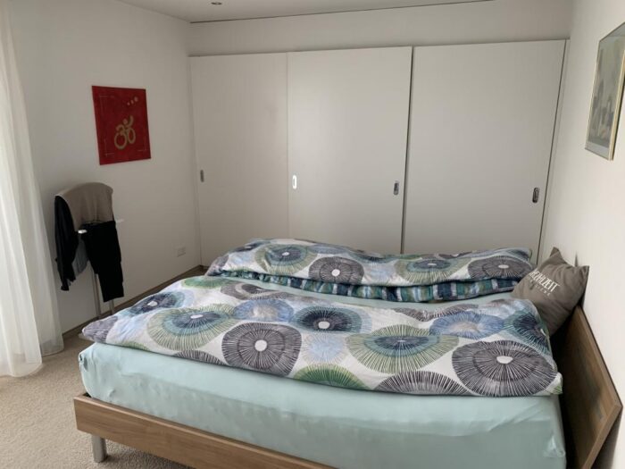 Schlafzimmer mit Bett und Einbauschränken