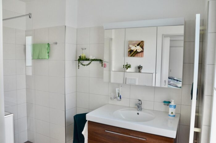 Modernes Badezimmer mit Waschtisch und Spiegel