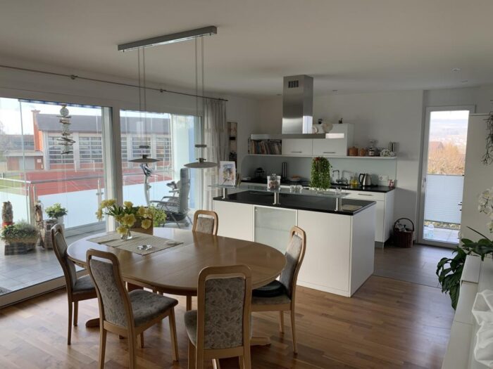 Offener Wohn-Essbereich mit Küche und Terrasse