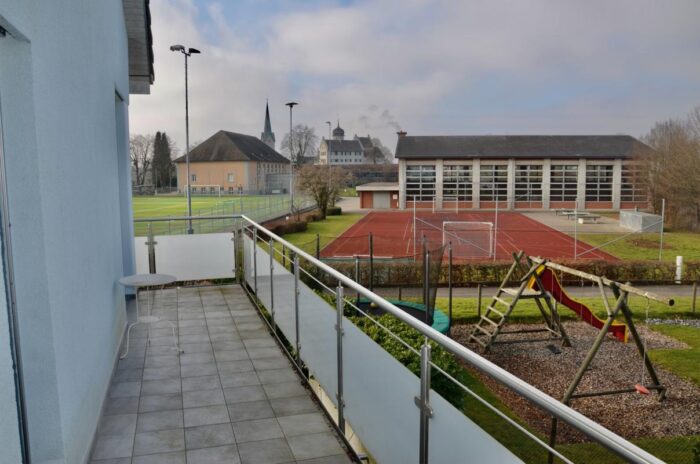 Balkon/Terrasse mit Blick auf Sportplatz und Spielplatz