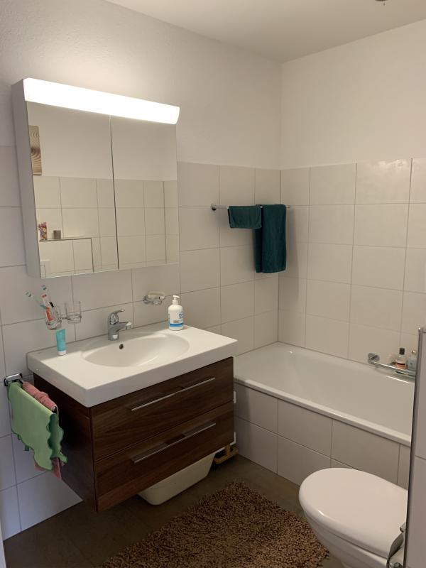 Kleines Badezimmer mit Wanne und Waschtisch