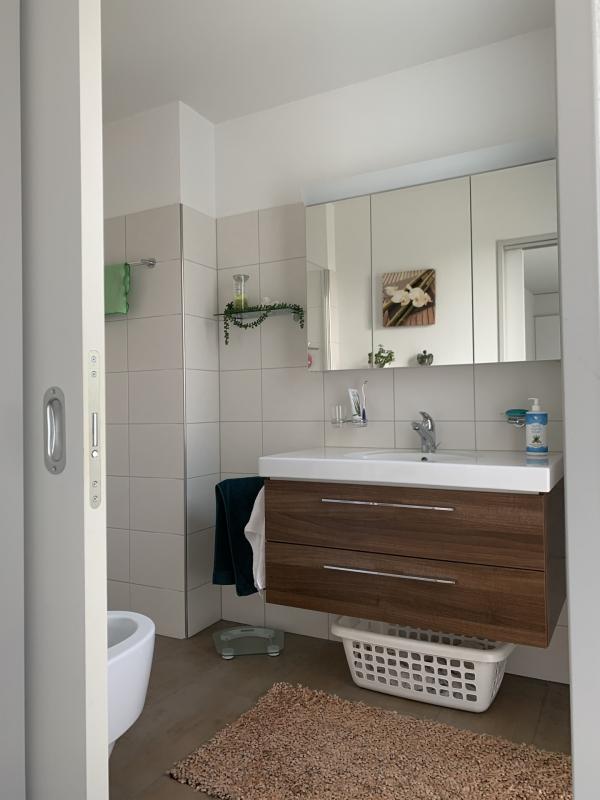 Modernes Badezimmer mit Waschtisch und Spiegel