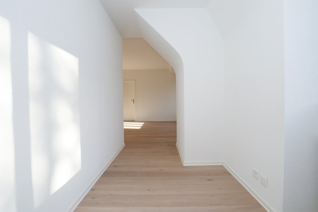 Heller Flur mit Rundbogen