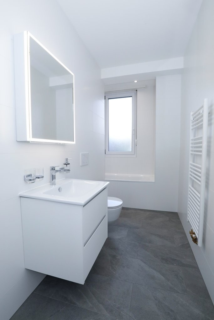 Modernes kleines Badezimmer mit Wandwaschtisch und Badewanne