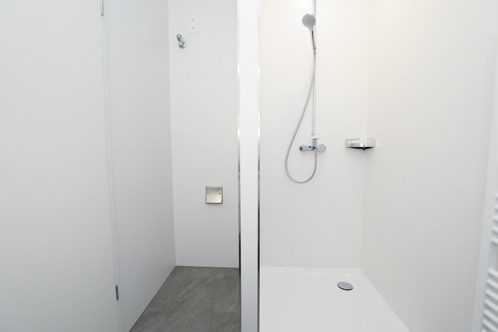 Moderne, helle Duschzone
