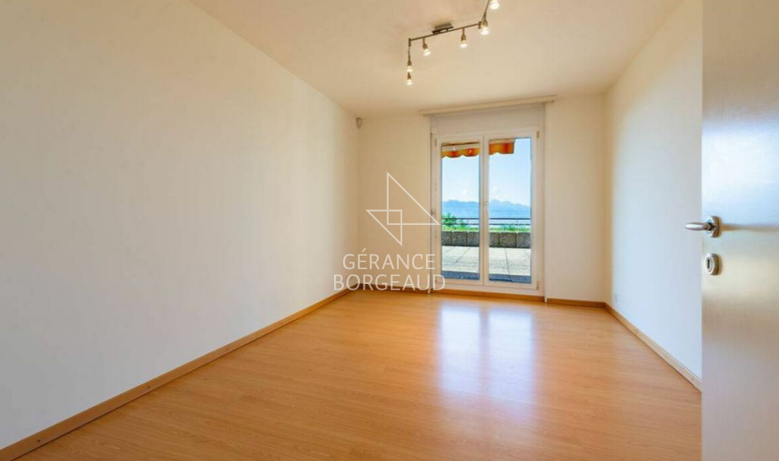 Helles, leeres Zimmer mit Balkonblick