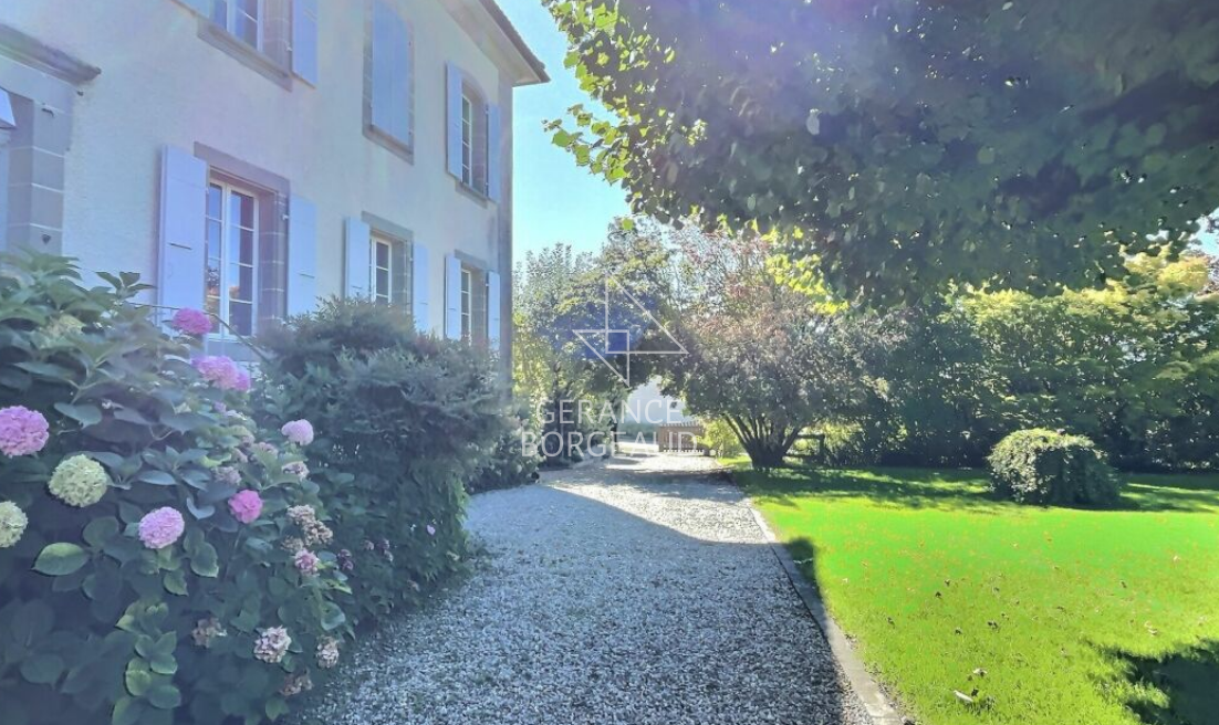 Gartenansicht mit repräsentativem Haus