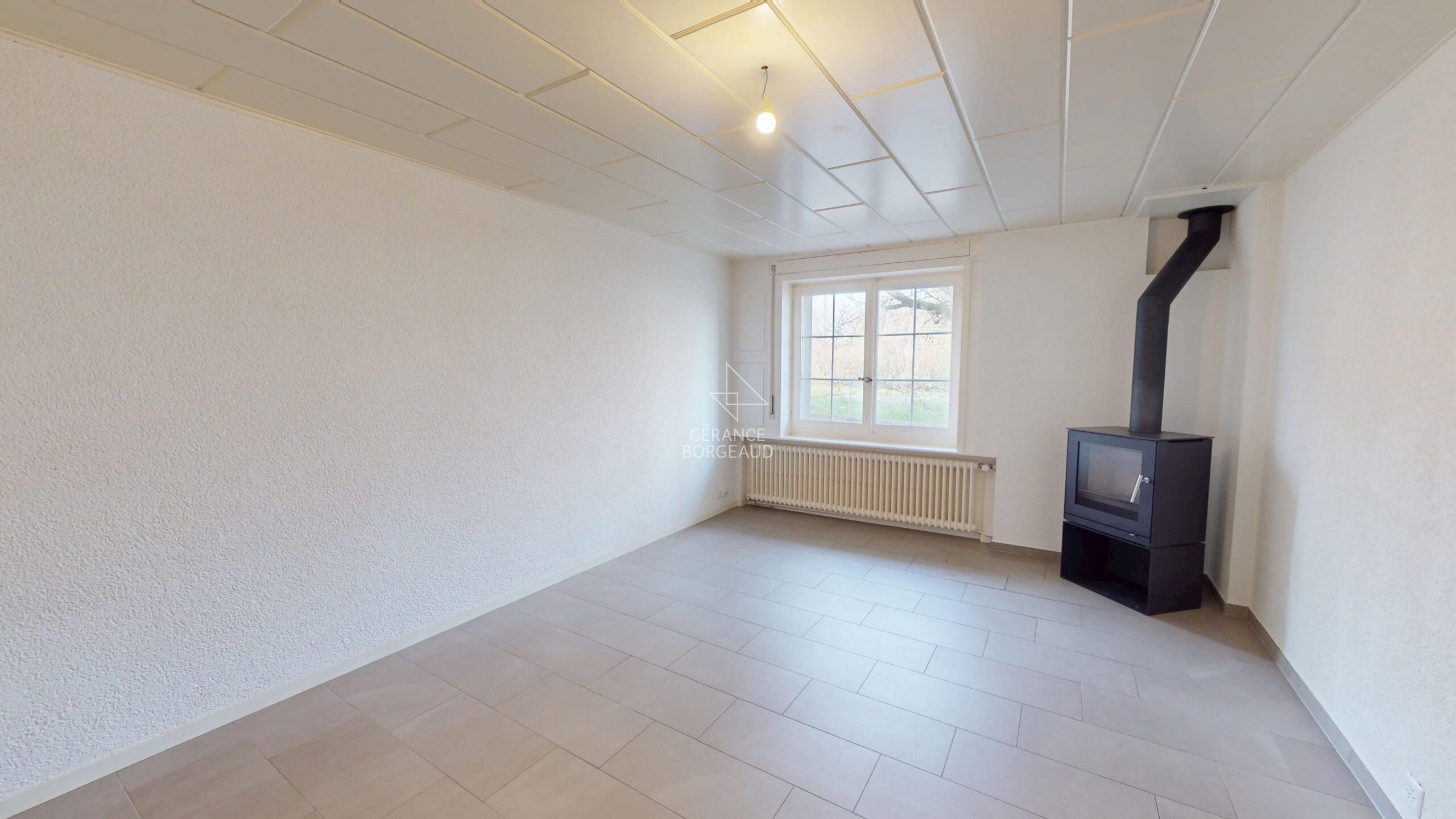 Heller Raum mit Kaminofen
