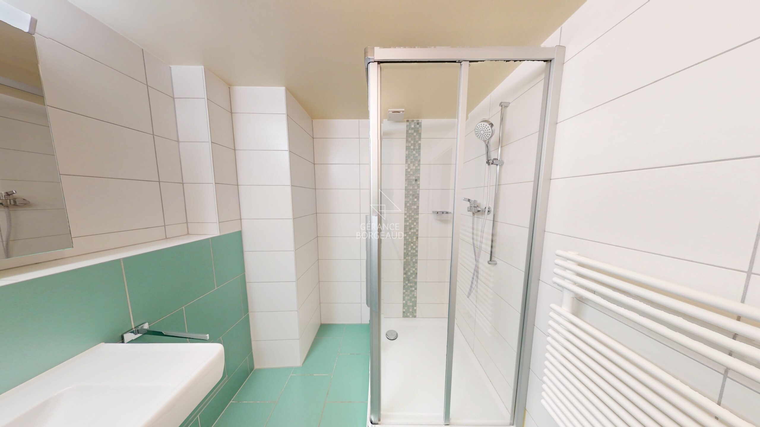 Modernes Badezimmer mit Dusche und Badewanne
