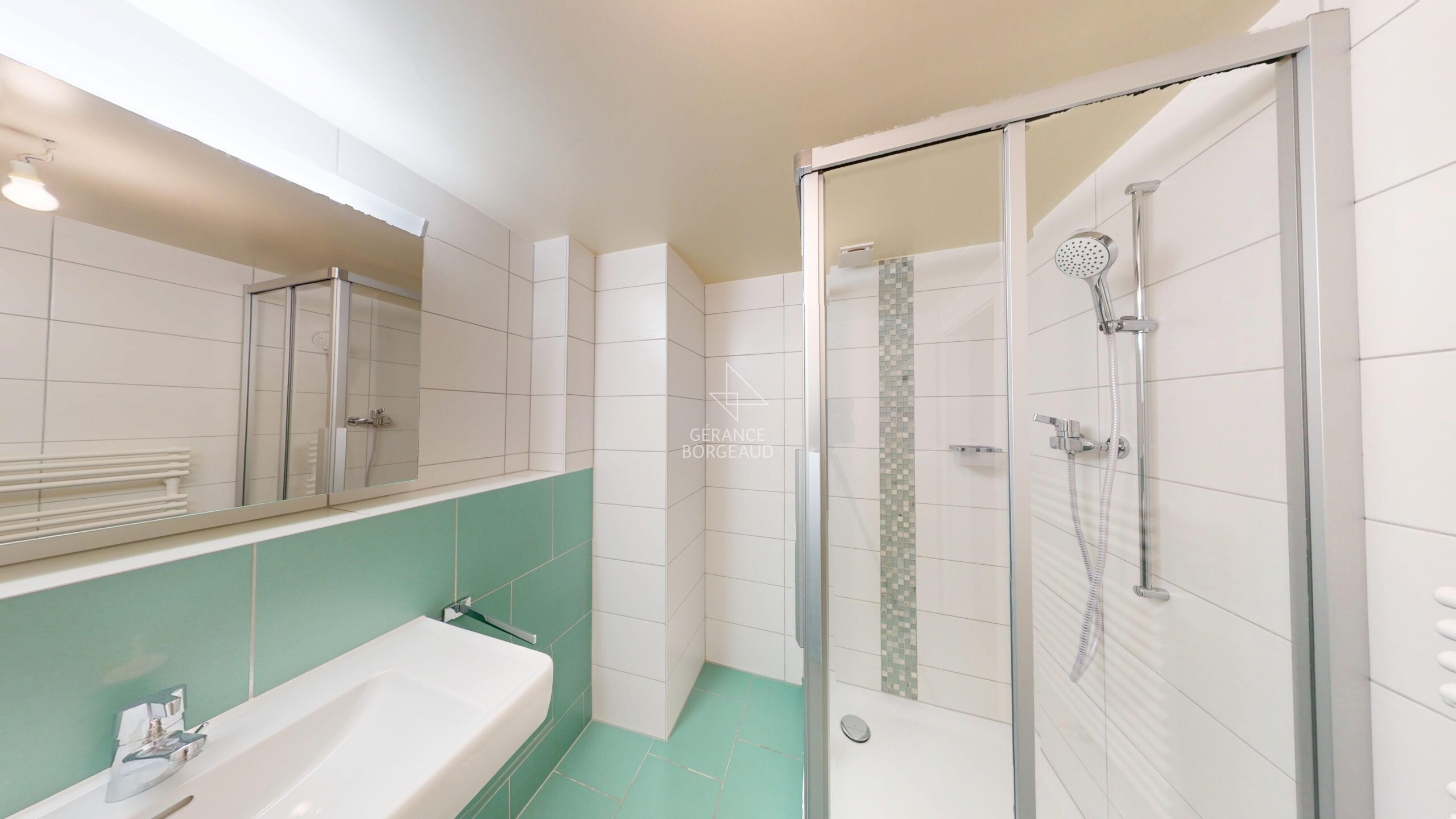 Modernes Badezimmer mit Dusche und Badewanne
