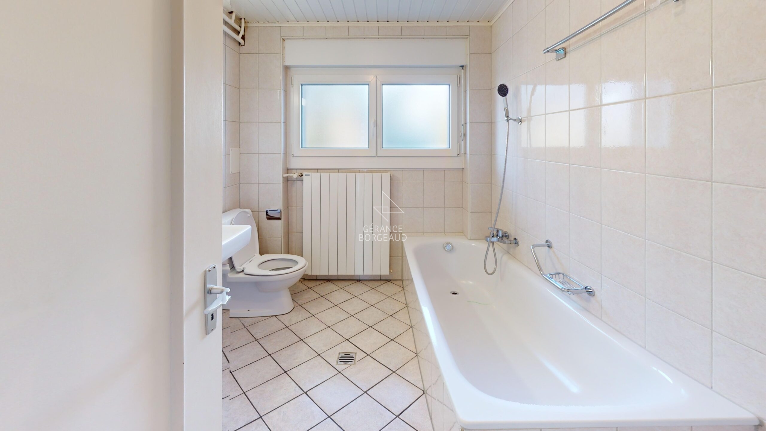 Kleines Badezimmer mit Wanne und WC