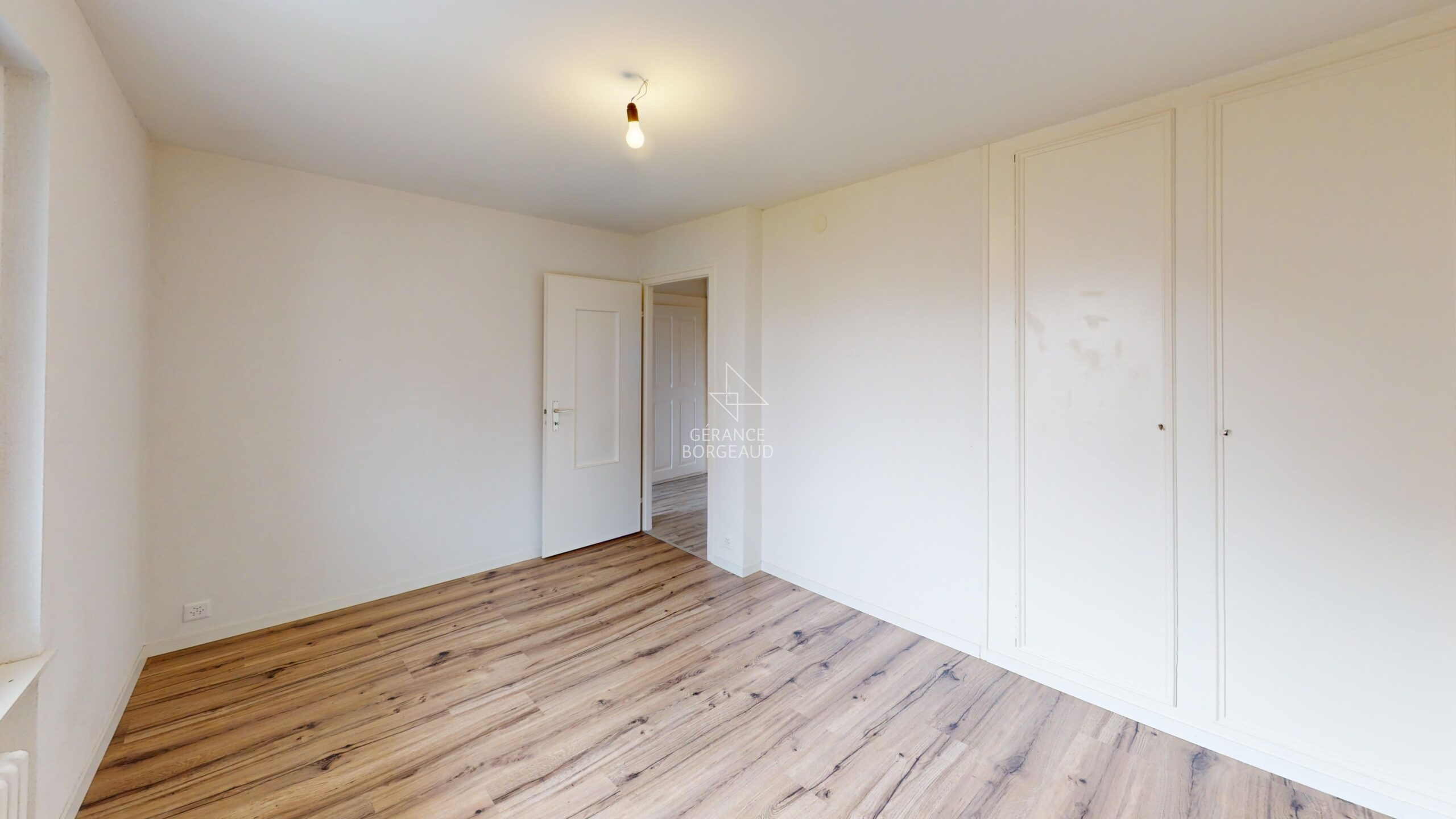 Helles, leeres Schlafzimmer mit Einbauschränken