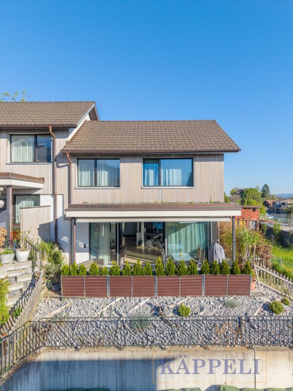 Zweigeschossiges Wohnhaus mit Terrasse und Garten