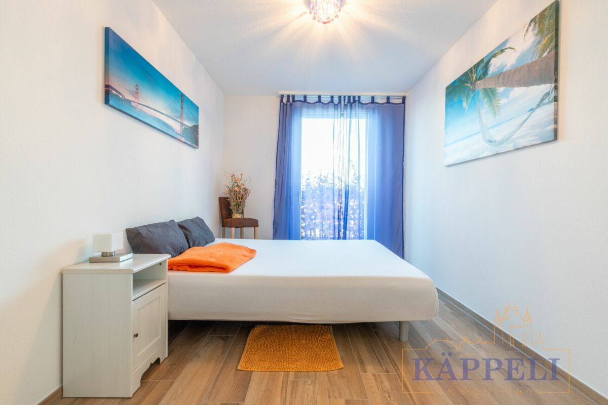 Schlankes Schlafzimmer mit Tageslicht