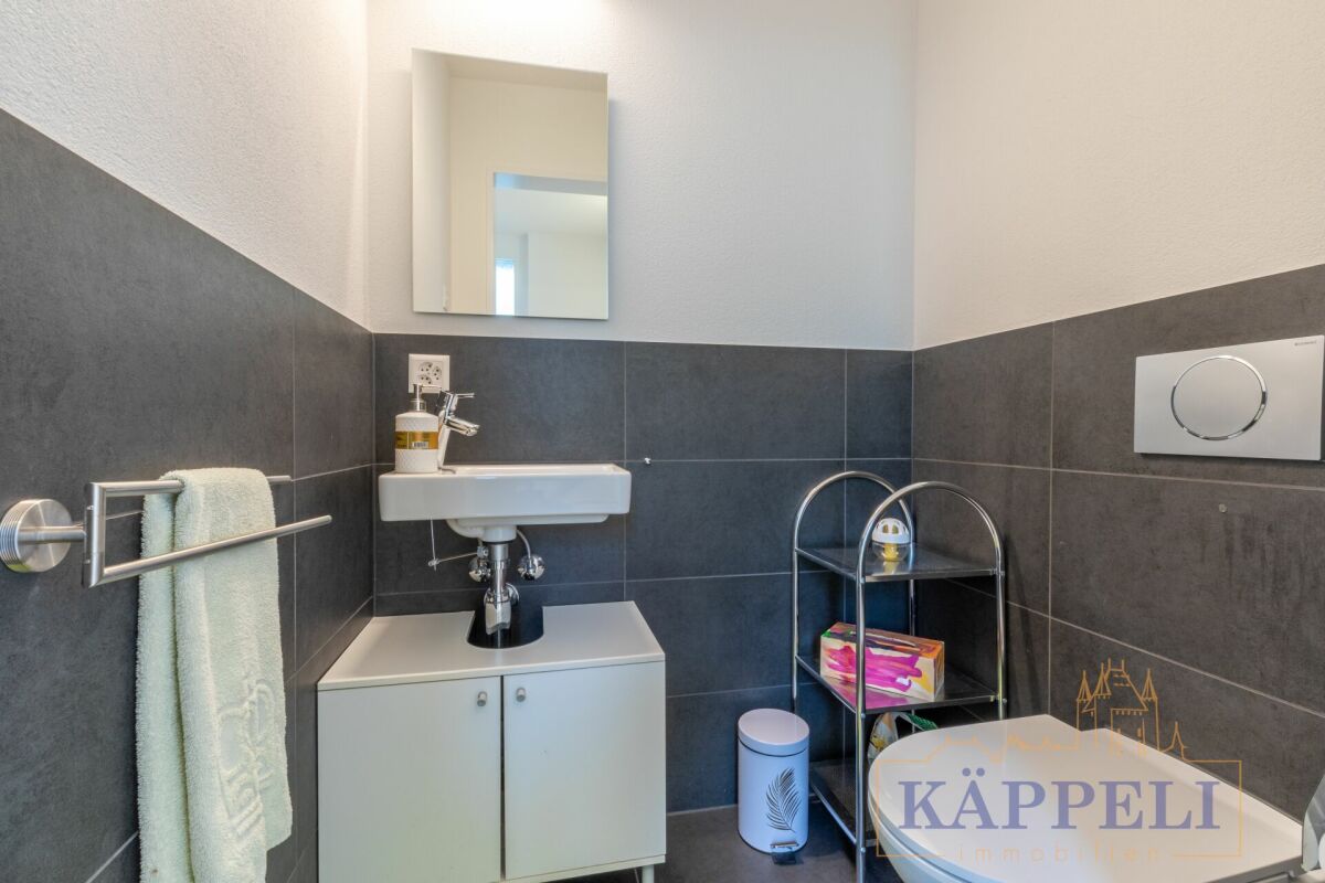 Gäste-WC mit Waschbecken und Wandfliesen