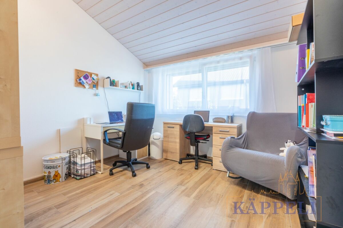 Helles Arbeitszimmer mit Dachschräge