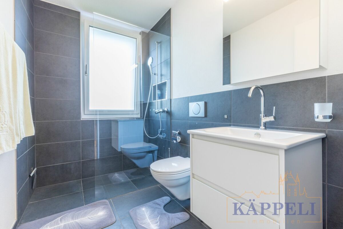 Modernes Badezimmer mit Dusche und WC